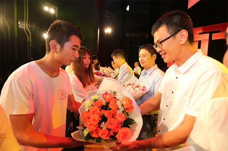 学生向省级教学名师、东莞市最美教师、东莞市优秀教师献花