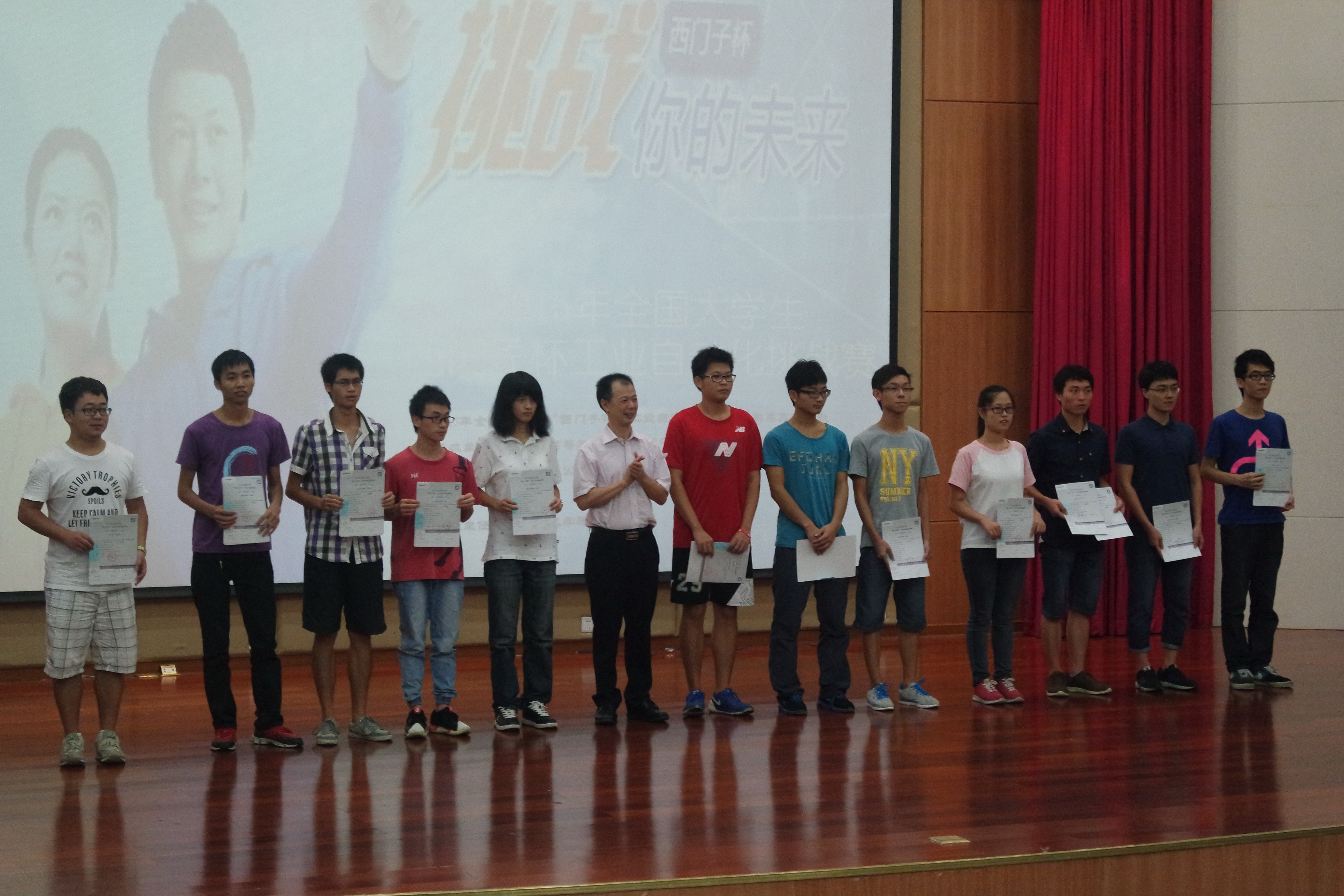 李忠红副校长与获奖者合影