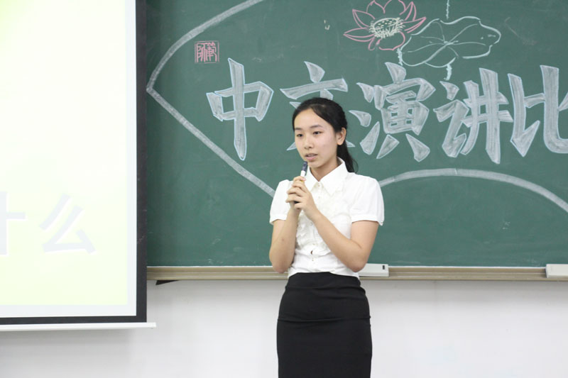 参赛选手正在演讲-800