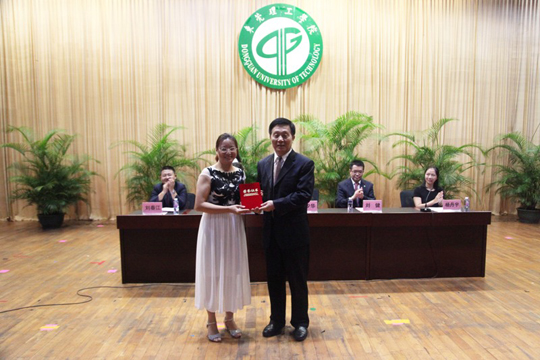 校党委副书记安少华教授为杰出毕业生颁发荣誉证书