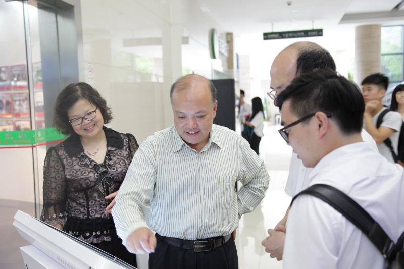 开通仪式后，吕琦元副书记等了解网上校史馆内容