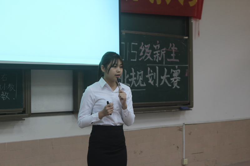 参赛选手正在作个人陈述-800