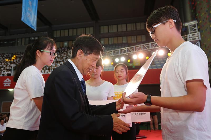 王立军院士颁发奖学金