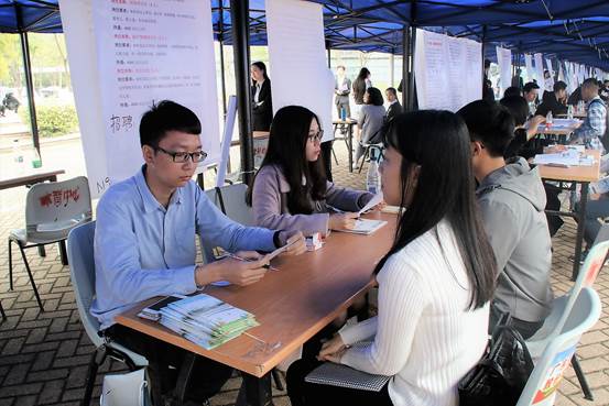 说明: 毕业生正在接受面试