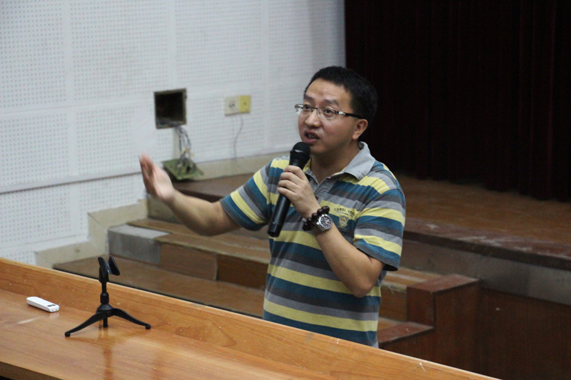 毛羽老师正在讲课-800