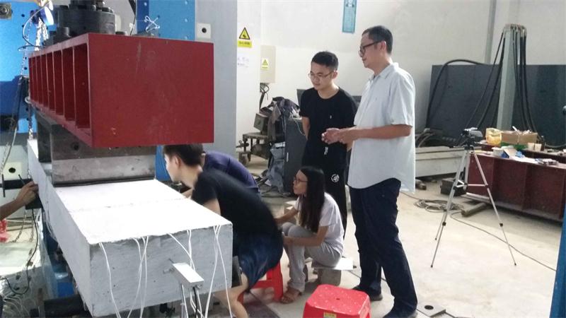 郑愚指导学生做实验